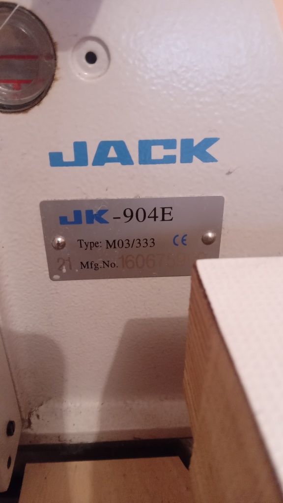 Overlock 4-nitkowy JACK 904E