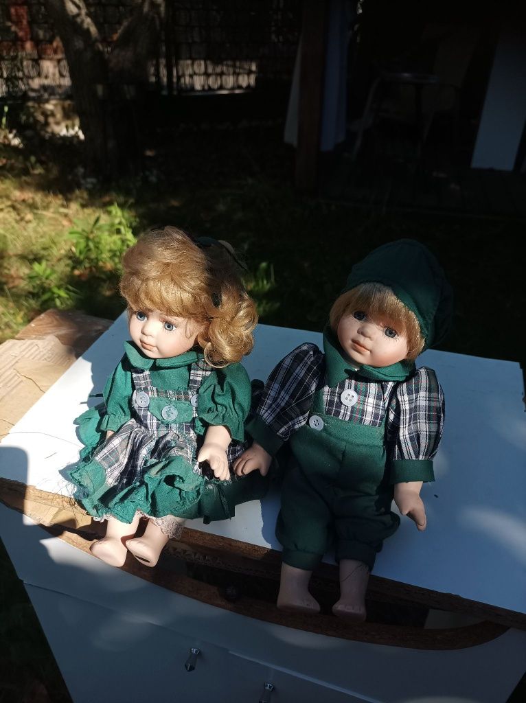 Dwie porcelanowe lalki chłopiec i dziewczynka