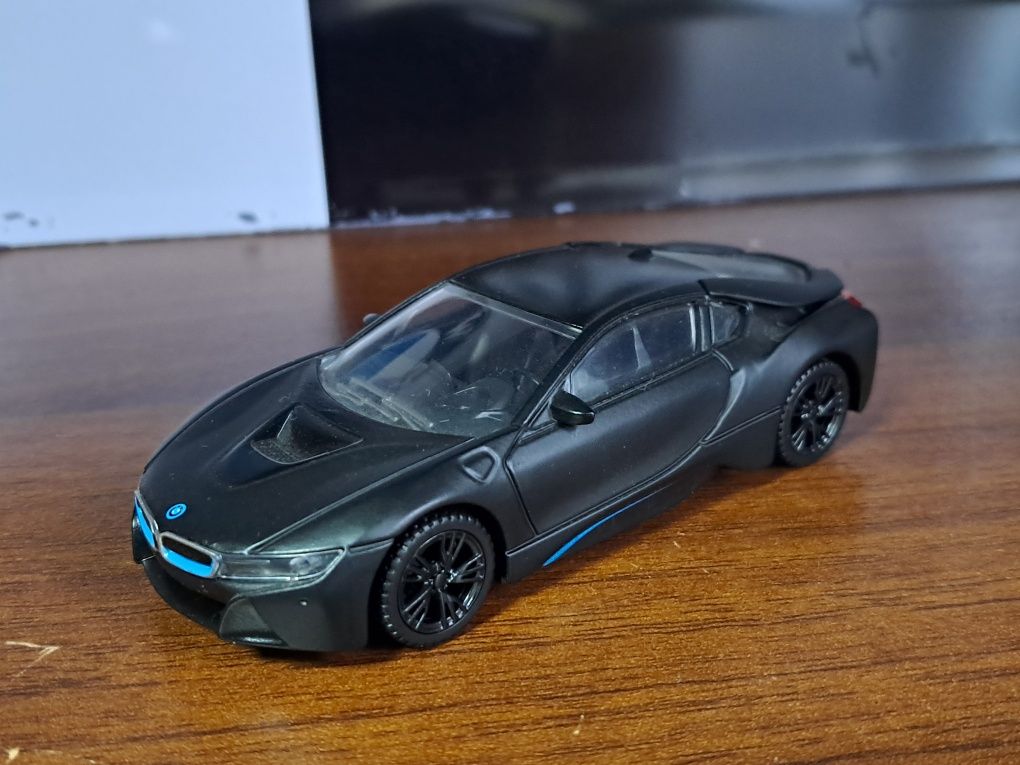 BMW i8 1:43 czarny mat