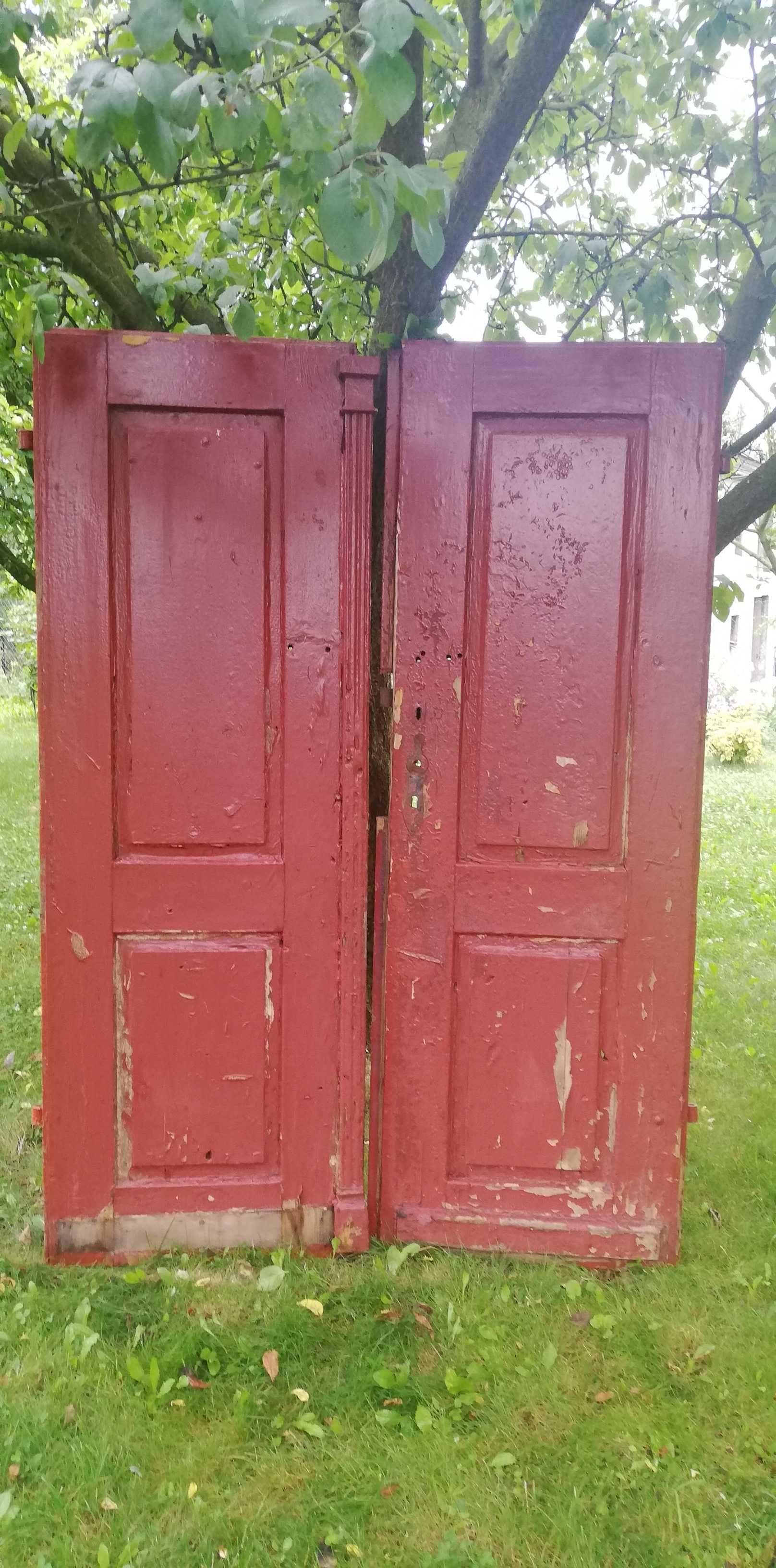 stare drewniane drzwi dwuskrzydłowe