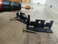 Klamry, uchwytyi do mocowania listew przypodłogowych z mdf, aluminium
