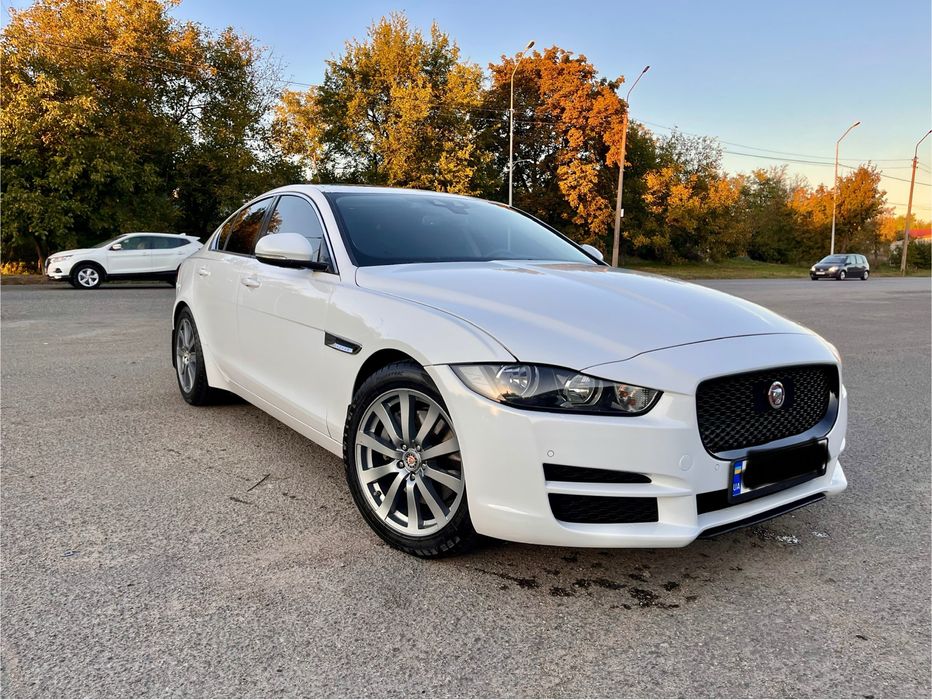 Jaguar XE 2016 • Бензин • Автомат