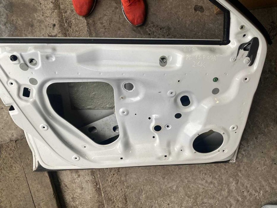 Двер передня левая volkswagen Pas B7 USA 13-19;(колір може бути інший)