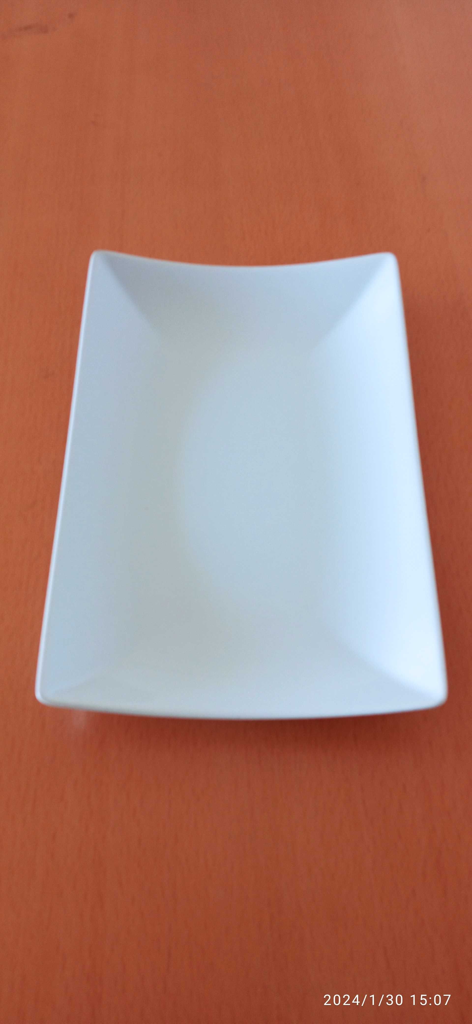 5 Pratos retangulares cerâmica branca.