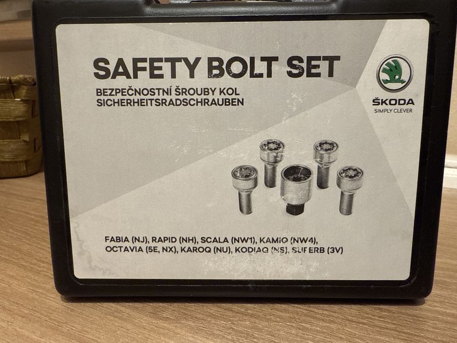 Śruby zabezpieczające Skoda M14 x 1.5 x 27 (3 szt.) zaślepki stebrne