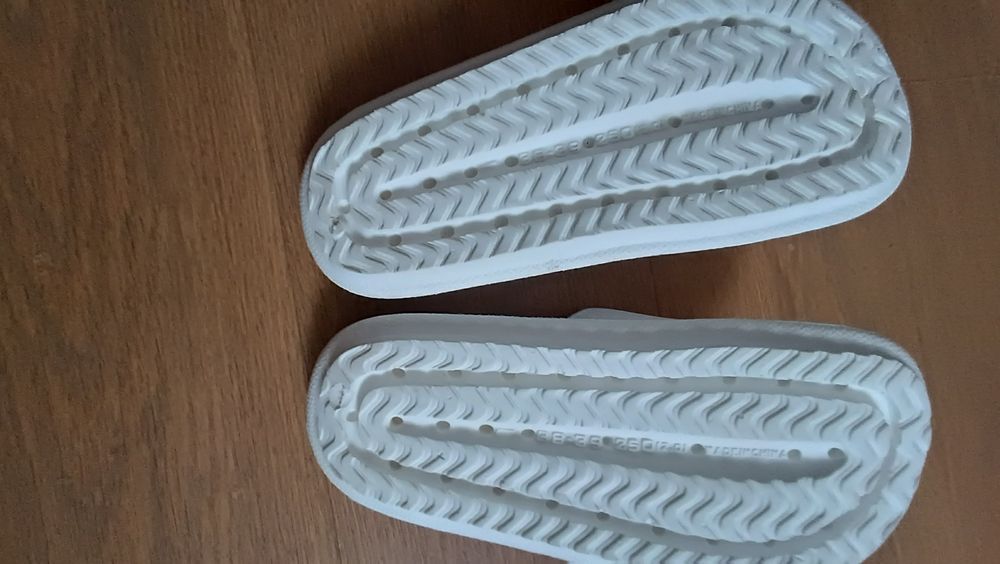 Шльопанці білі жіночі 38-39р на стопу 24,5см
На стопу 25,5см
Стан нови