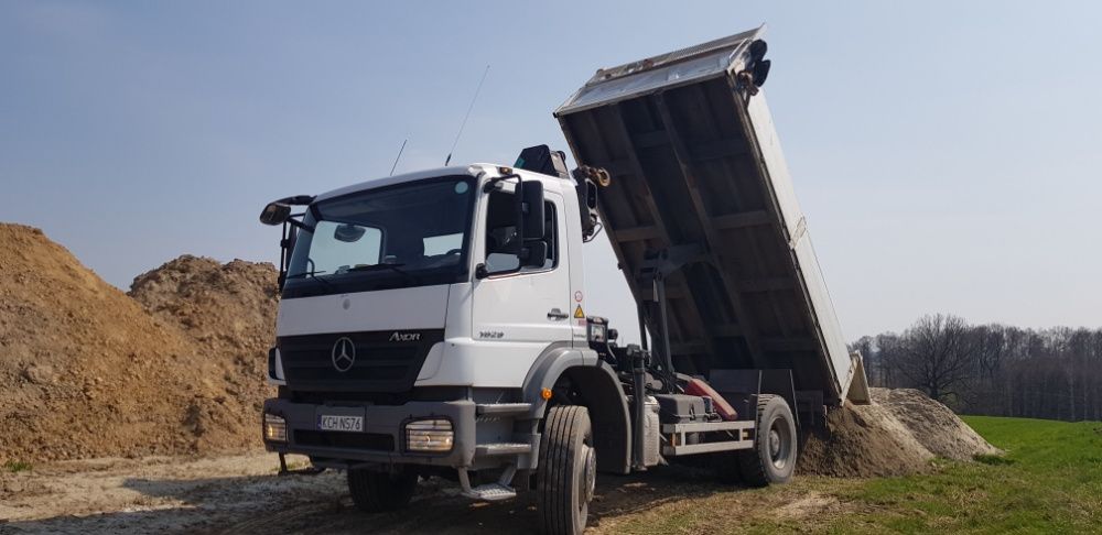 Transport Wywrotka i HDS. Palety kruszywa węgiel maszyny.,