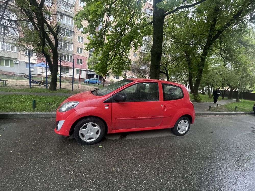 Renault Twingo.2011 року. || покоління . маленька машина .