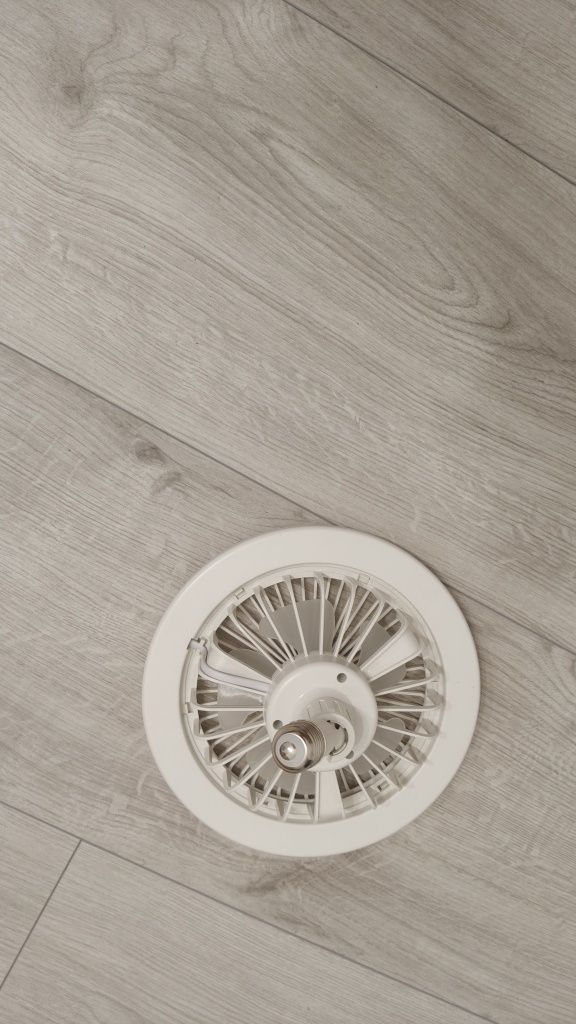 Sprzedam lampę sufitową z wentylatorem na gwint E27