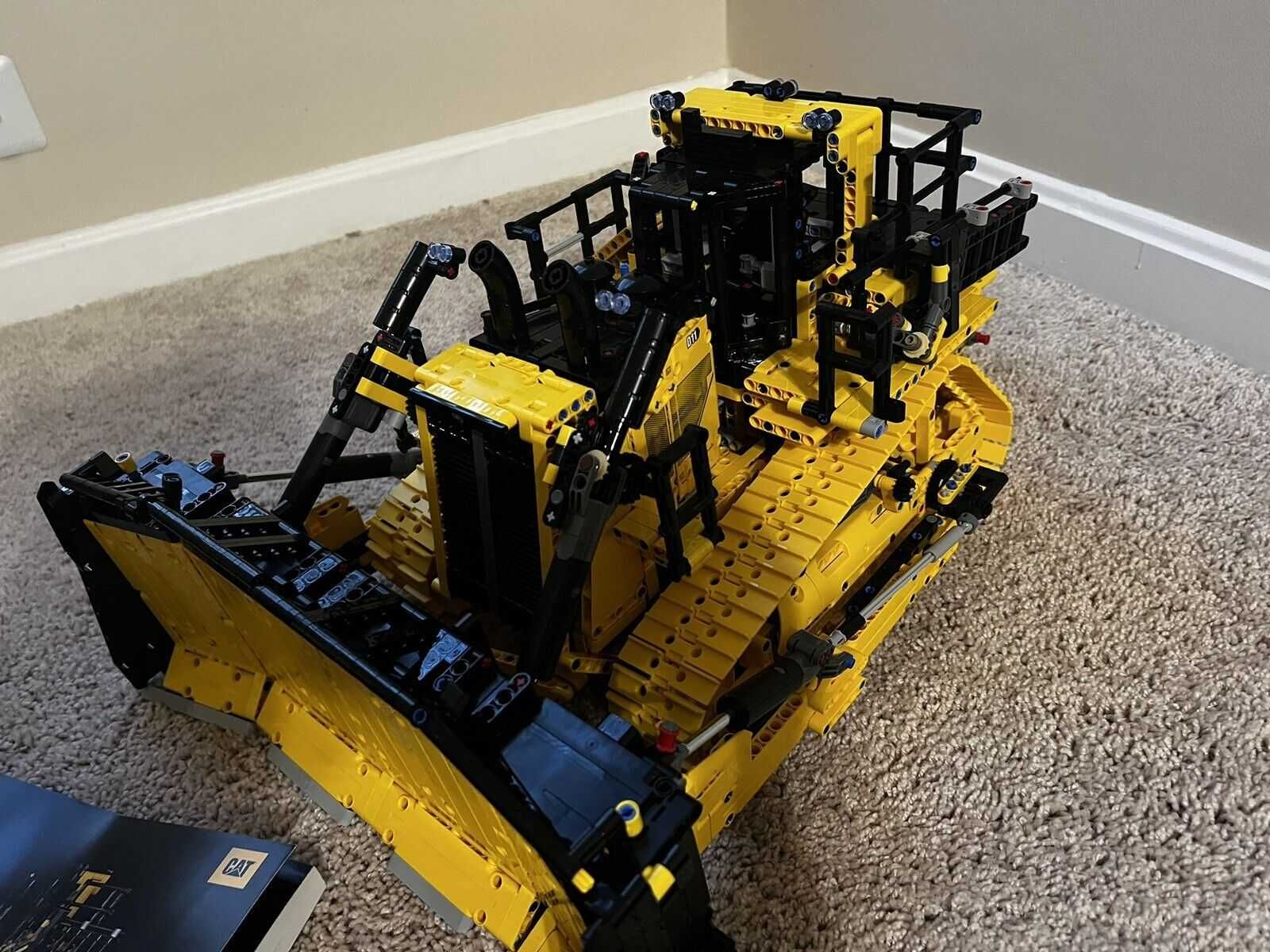 LEGO Technic 42131 Zdalnie sterowany buldożer Cat D11 nowy zmontowany