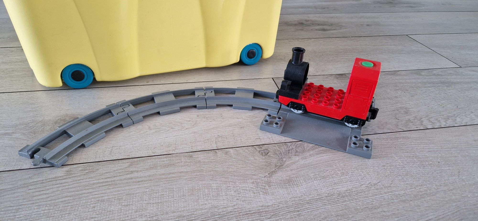 Lego duplo(m.in.kolejka elektryczna z torami)