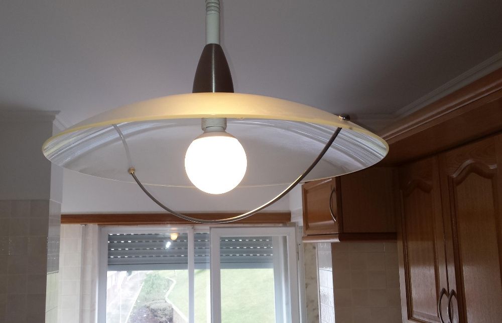 Candeeiro cozinha em excelente estado