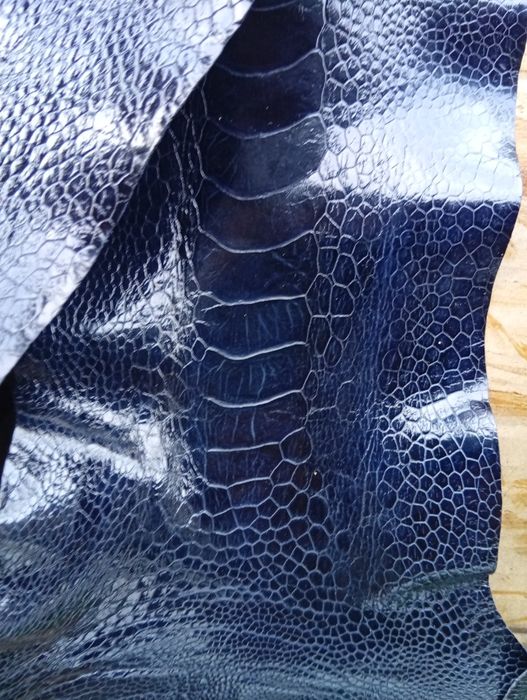 Экзотика, кожа страуса,также есть кожа угря состроченная, и игуаны