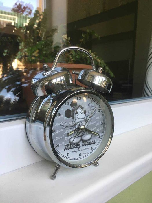 Годинник, привезений з Паризького Дісней Ленда