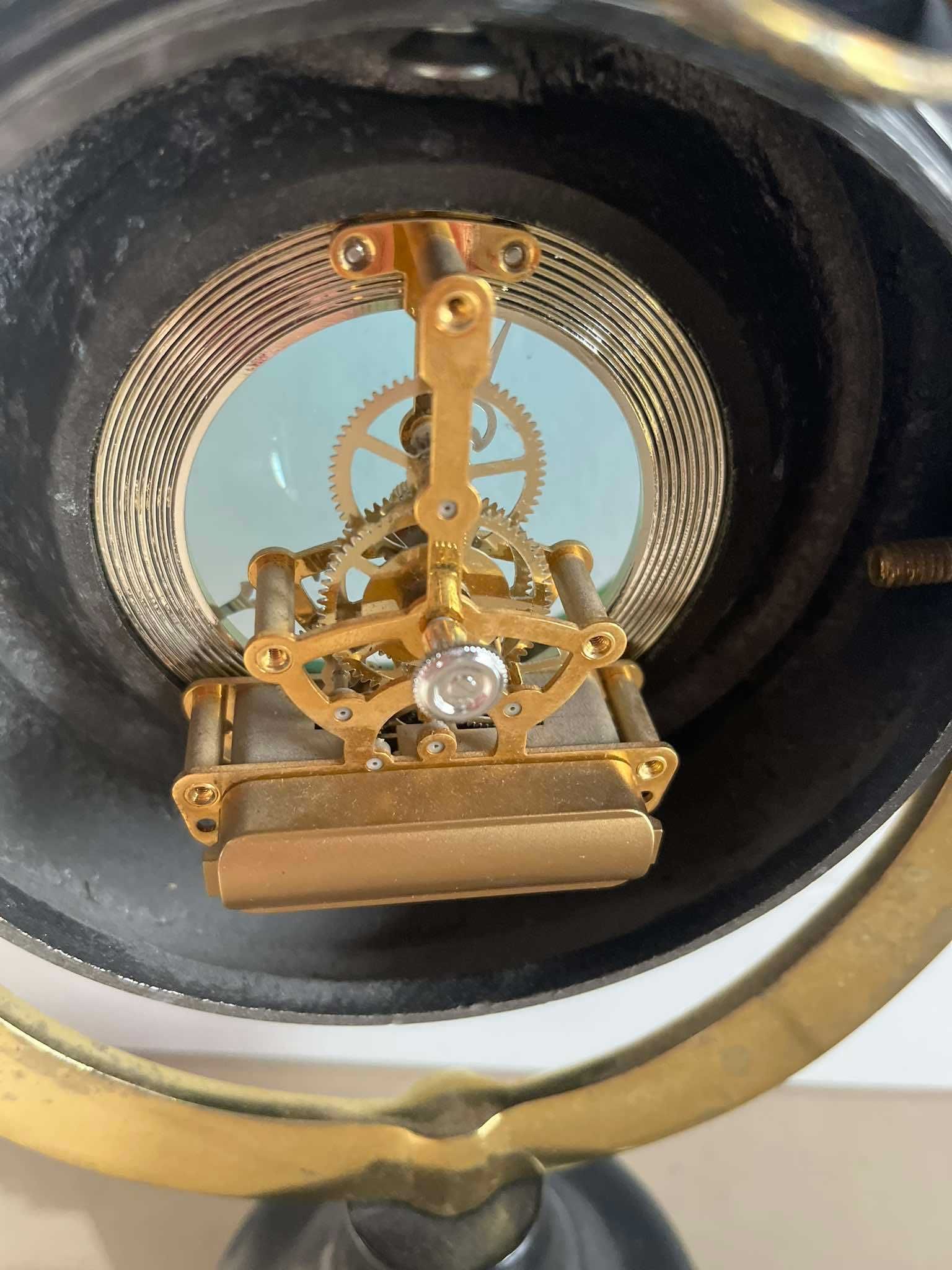 Wyjątkowy okrągły zegar mosiężny z widocznym mechanizmem