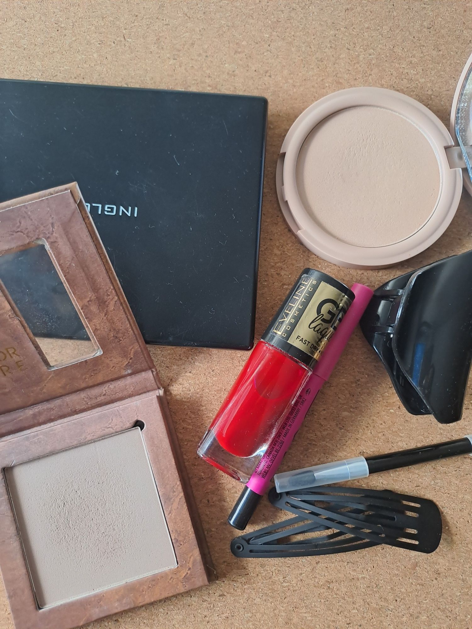 Zestaw kosmetyków i paleta magnetyczna inglot