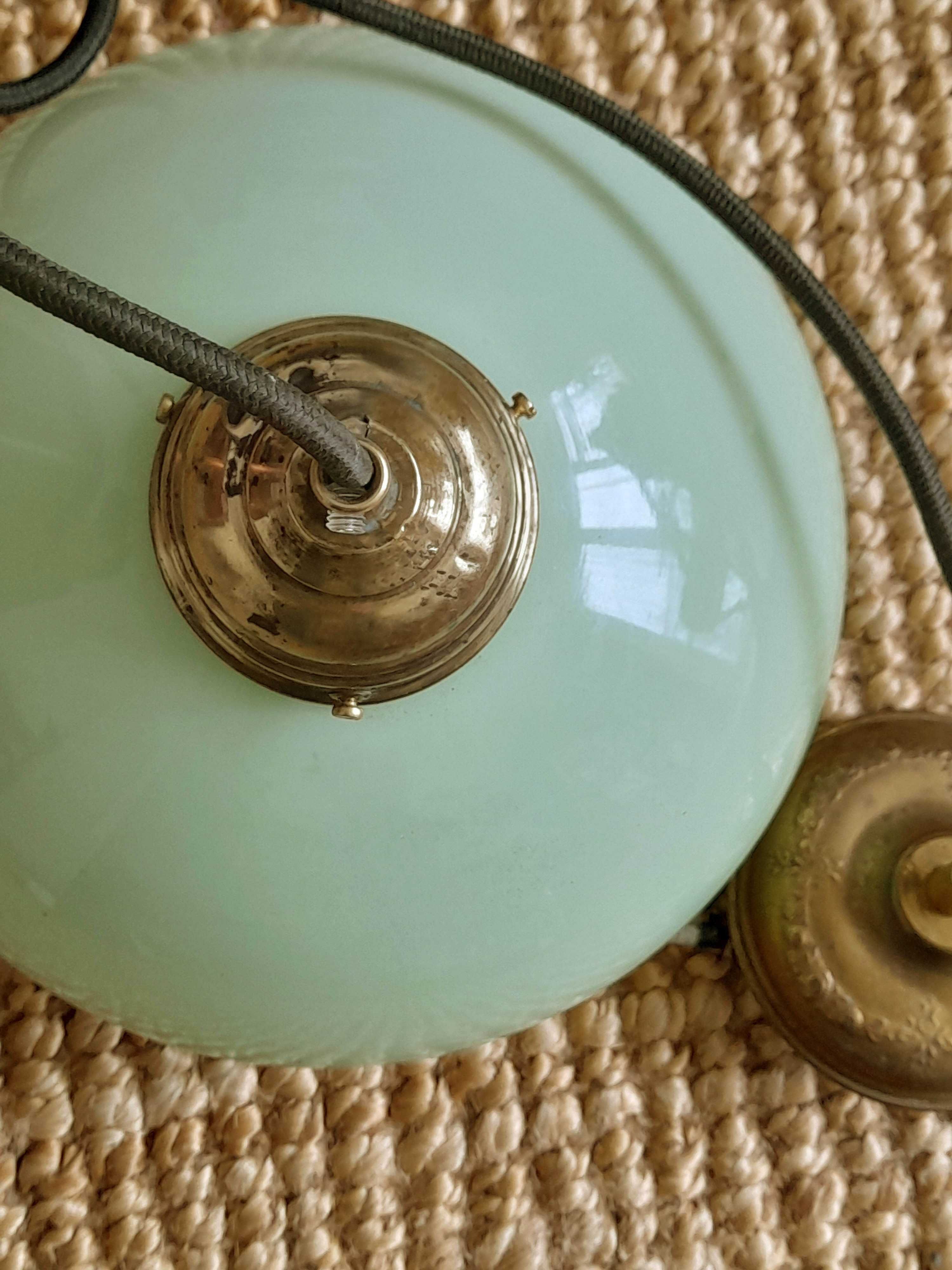 Lampa wisząca nad stół z mosiężnymi elementami