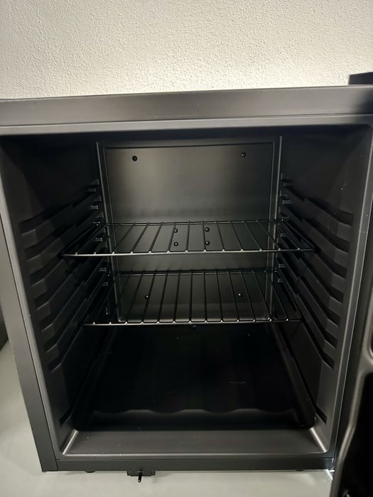 Mini bar/frigorifico silencioso preto Makro