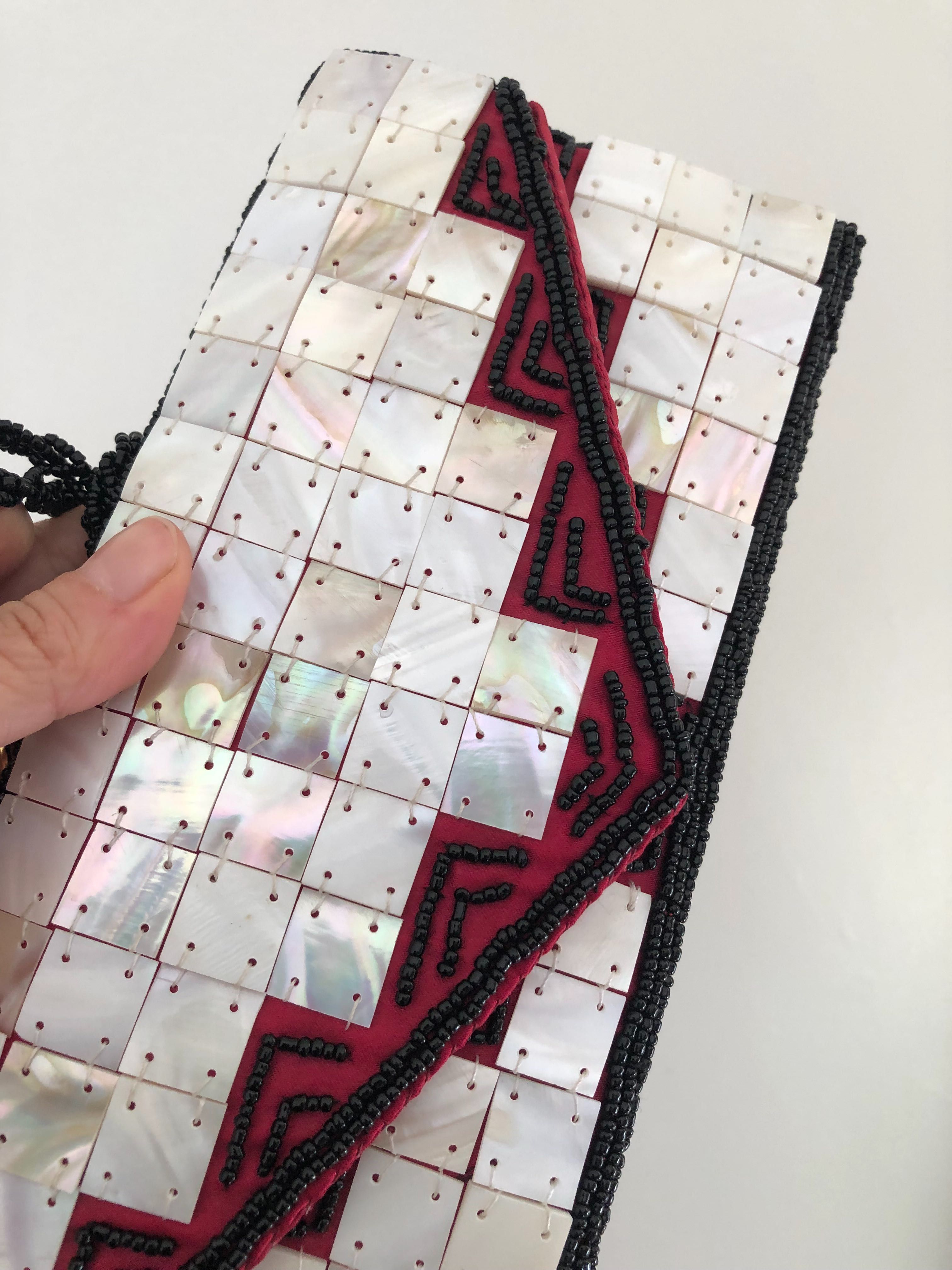 Carteira clutch em madrepérola e missangas