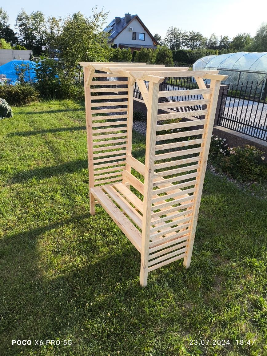 Pergola z ławeczką