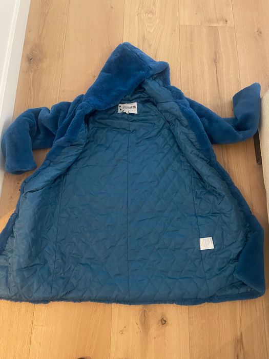 Casaco azul pêlo sintético, todo forrado, com capuz e com bolsos.
