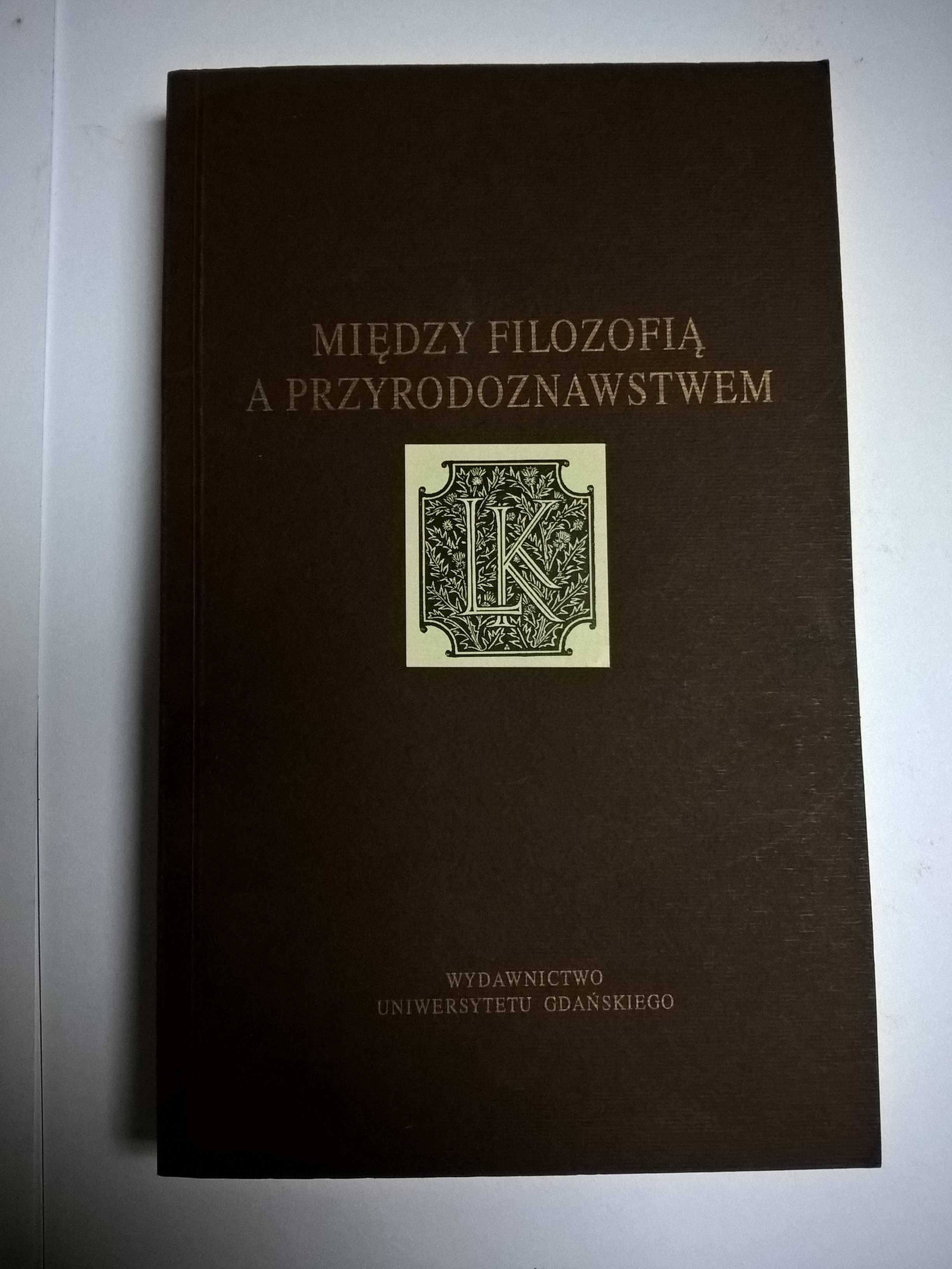 książka "Między filozofią a przyrodoznawstewem"