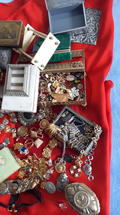 Różne akcesoria 4 szkatuly z marmuru i stare popielniczki