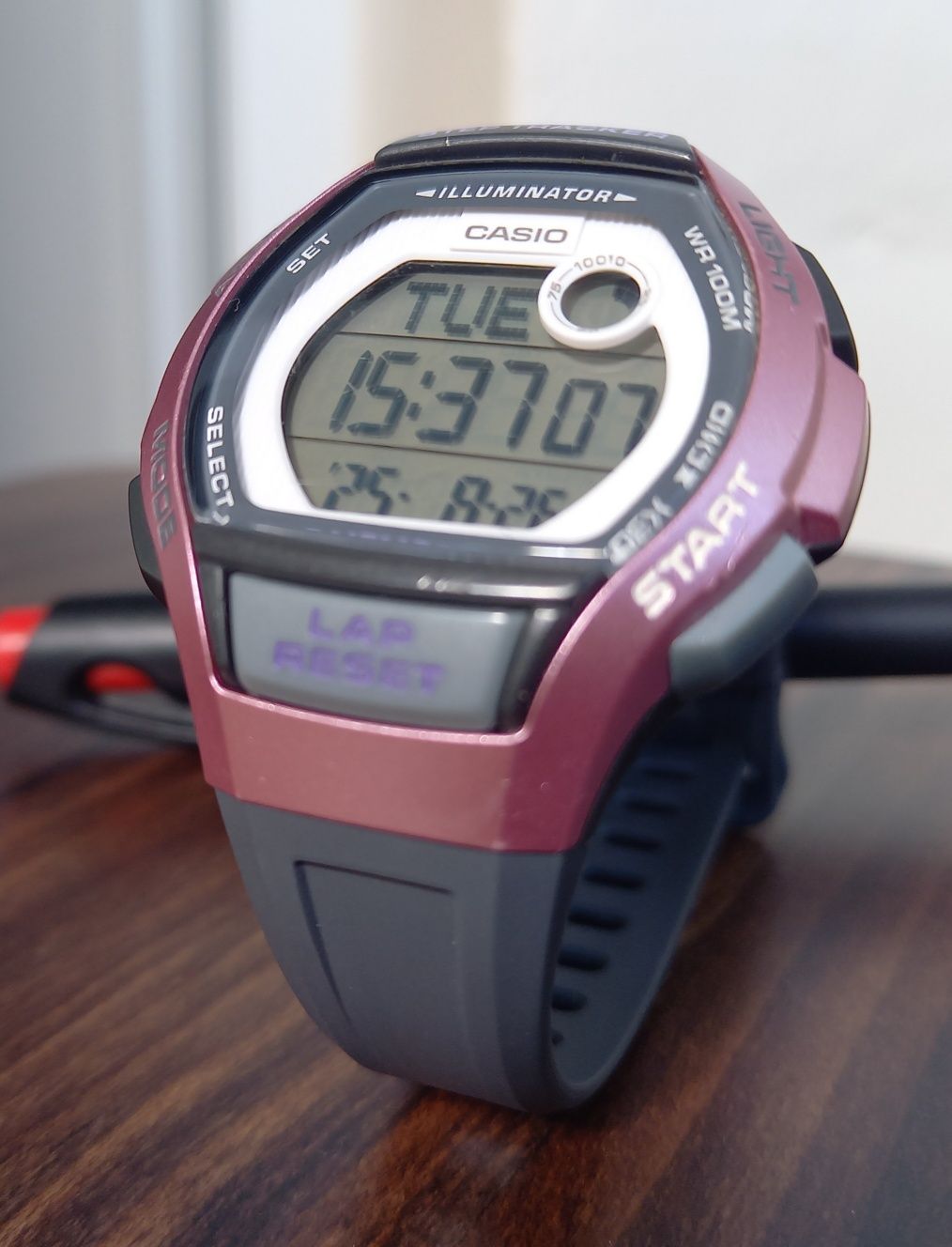 Годинник жіночий Casio LWS-2000H з крокоміром