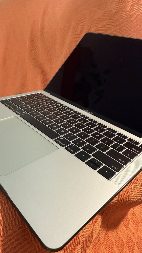 Продам Macbook Air 2019 A1932 8/128