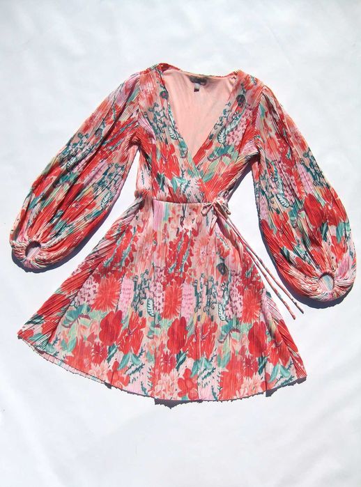 Красивое цветочное платье плиссе с широкими рукавами на запах H&M