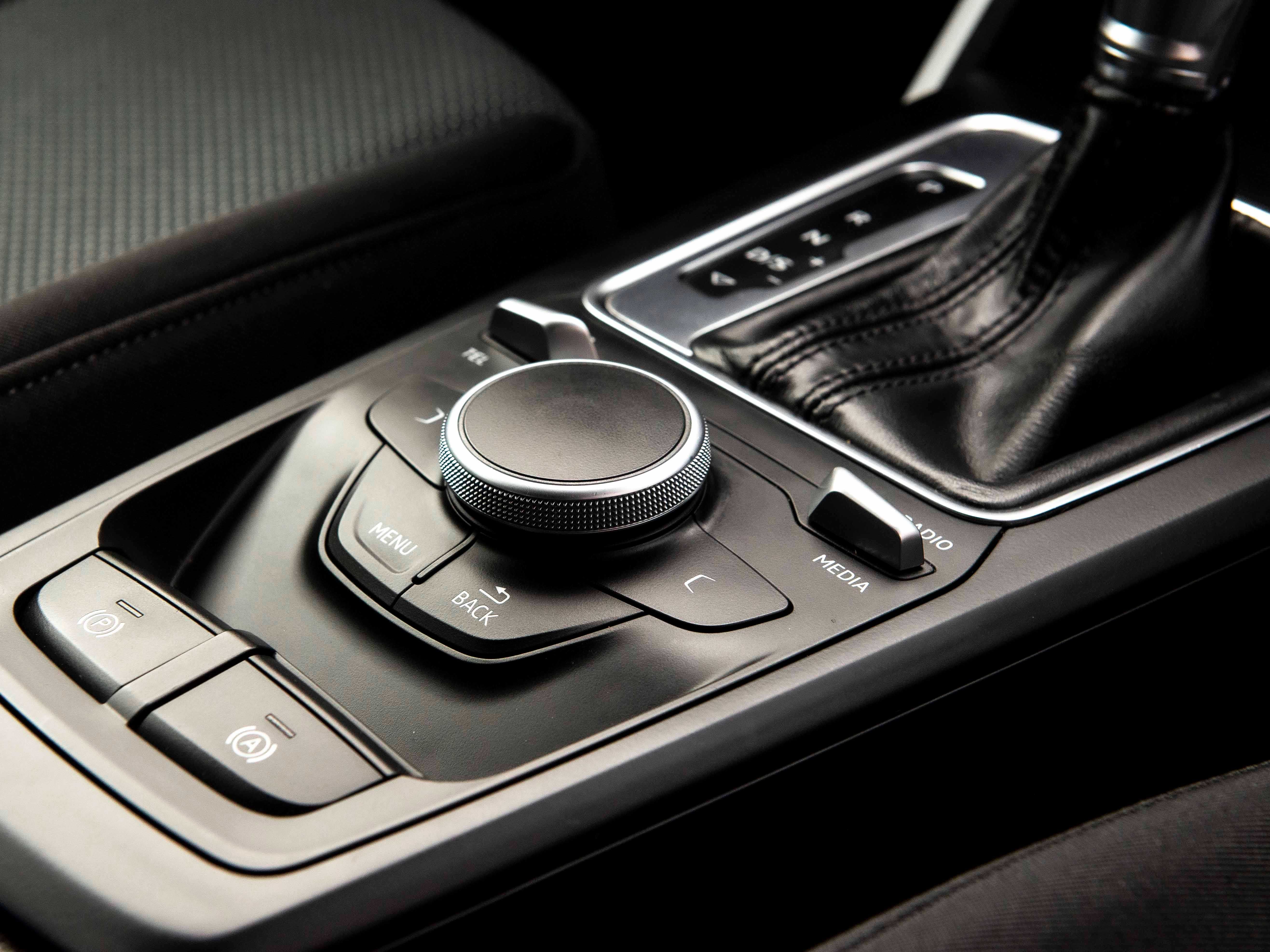 AUDI Q2 30 TDI Design com garantia