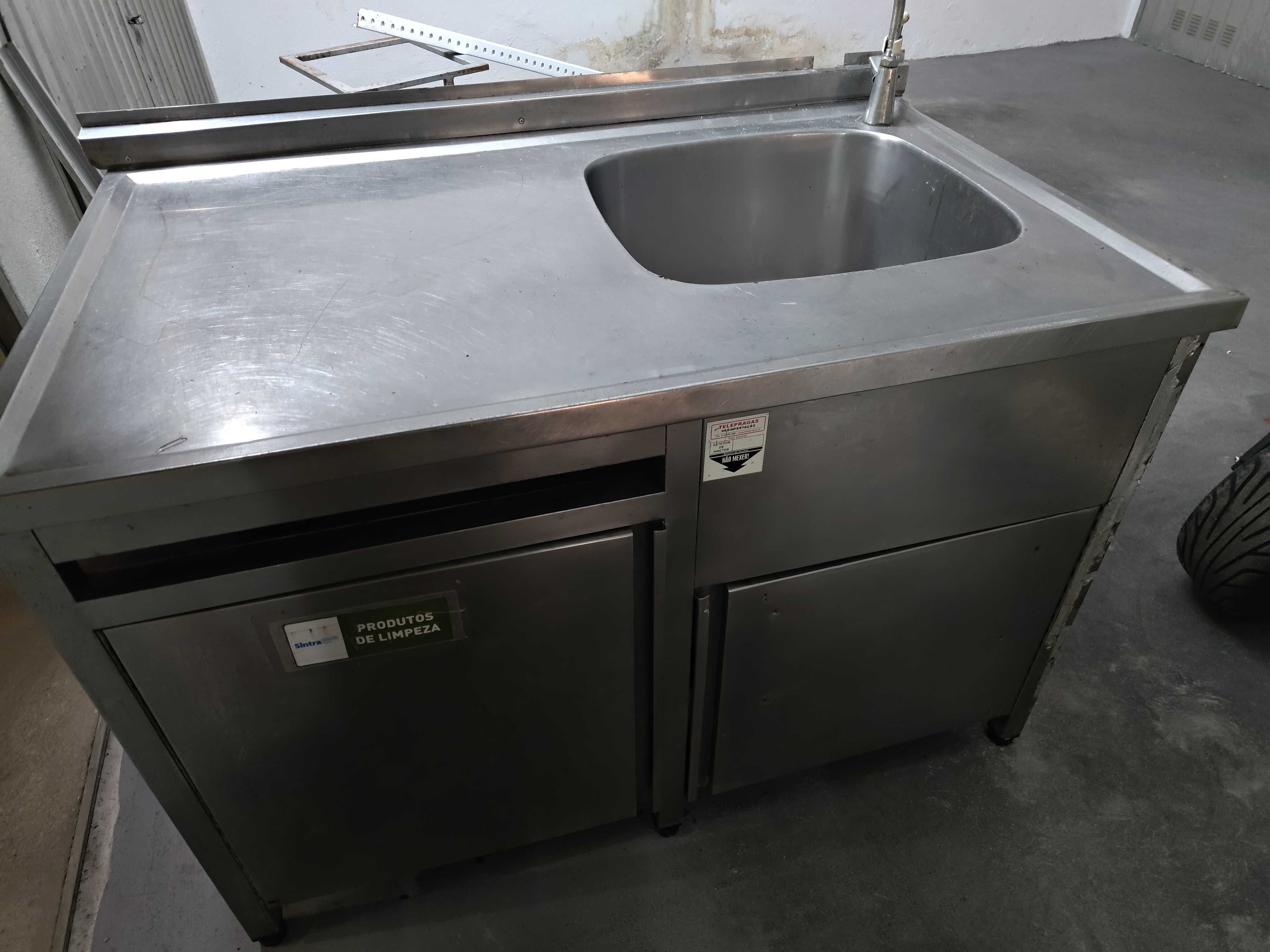 Movel de Inox com lava loiça com torneira
