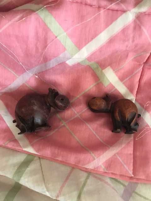 Hipopótamos em madeira