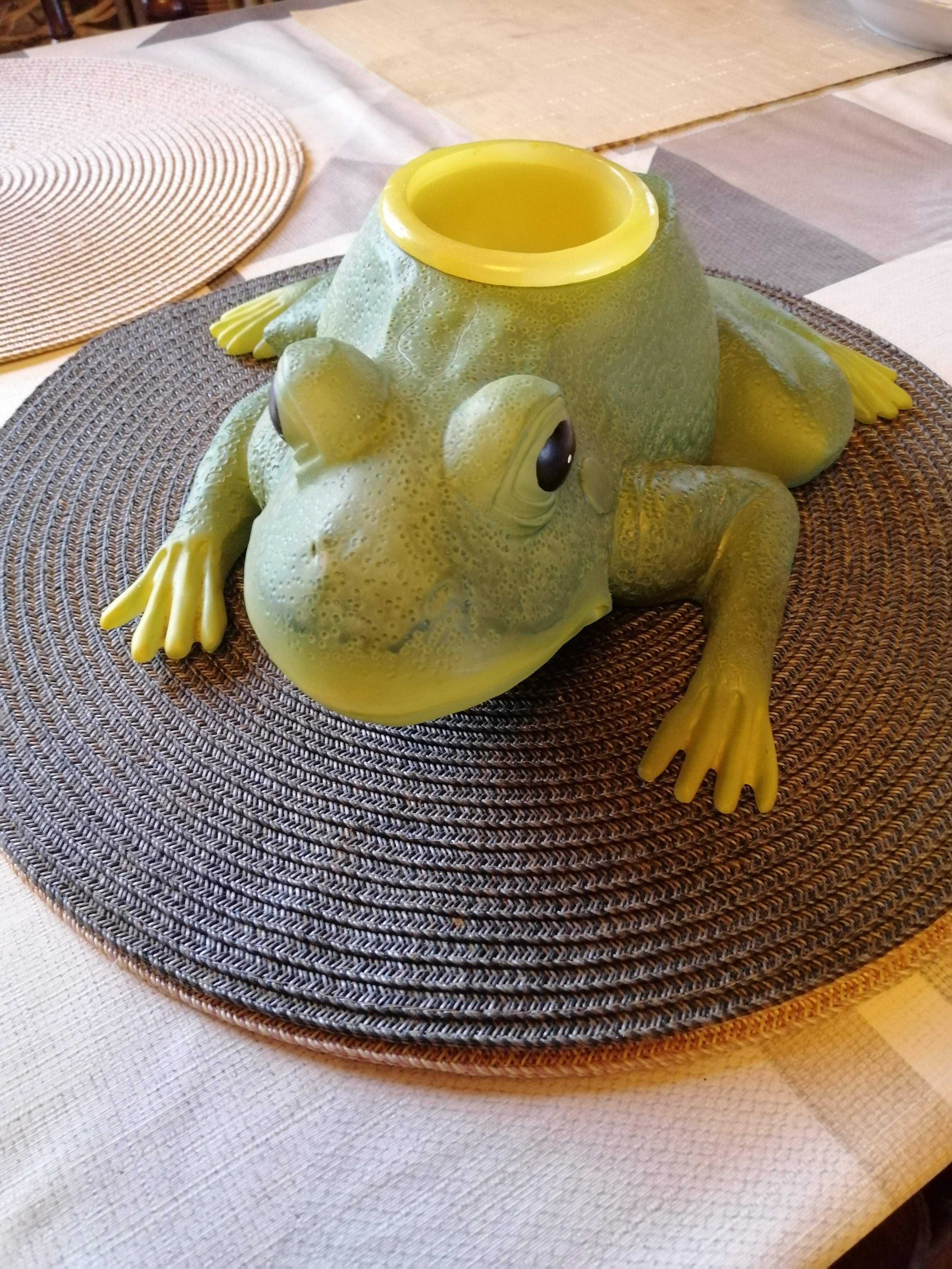Садовый декор  жаба на солнечных батареях