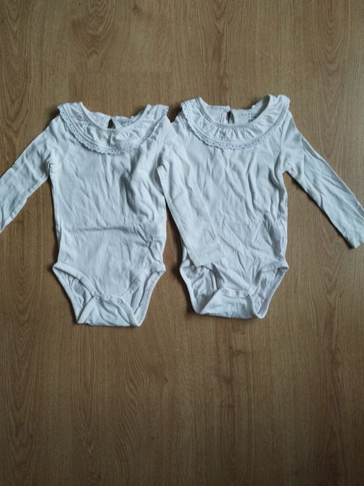 2x body białe długi rękaw z falbanką r.74 Sinsay