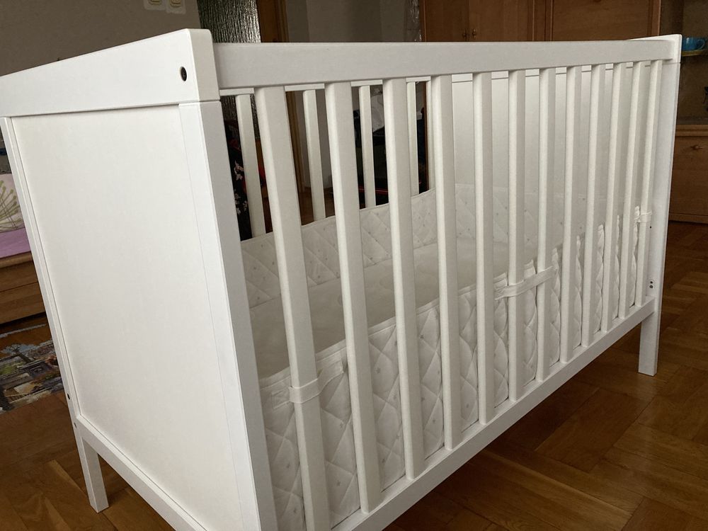 Łóżeczko dla niemowląt Ikea Sundvik z materacem