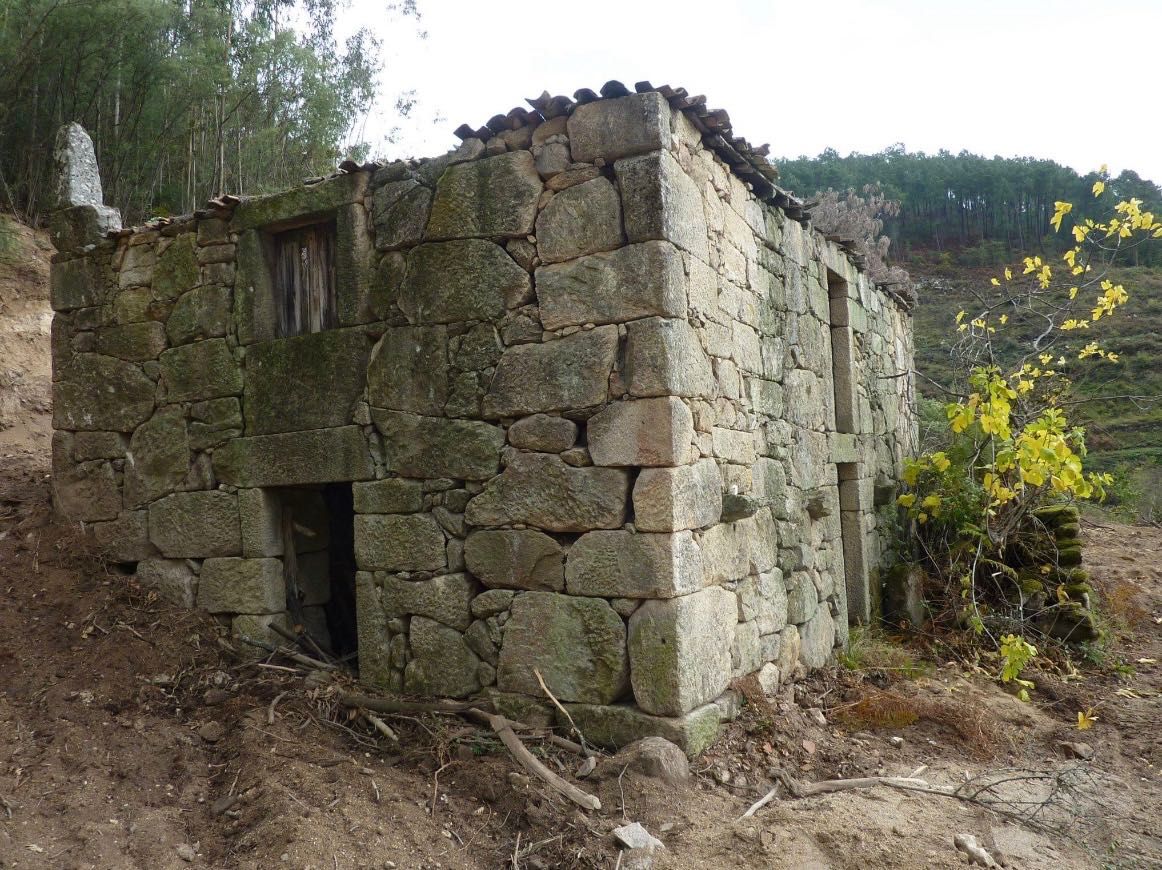 Vende-se terreno com casa de granito para restaurar