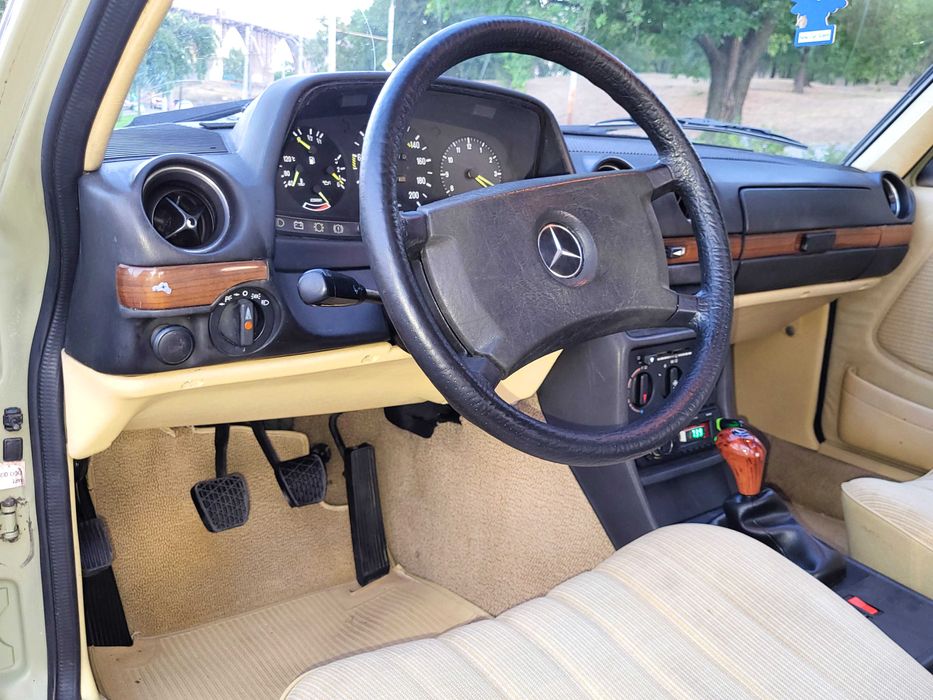 Mercedes. 123  Muzeum Old Cars Cypress Green