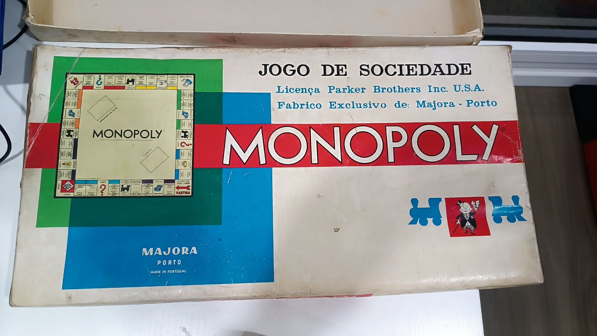 Jogo de tabuleiro Monopólio em muito bom estado.