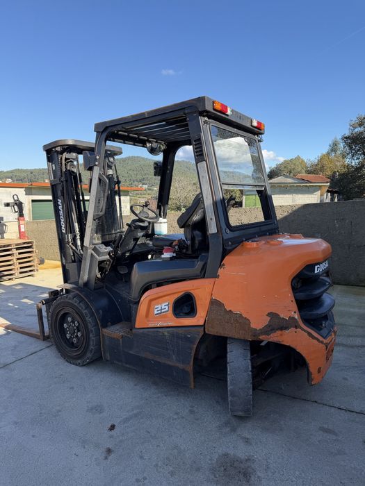 Empilhador Doosan 2.5T triplex d 2023