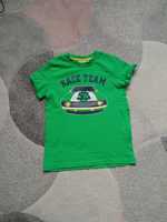 zielona bluzka t-shirt z autem, samochodem wyścigówka 128