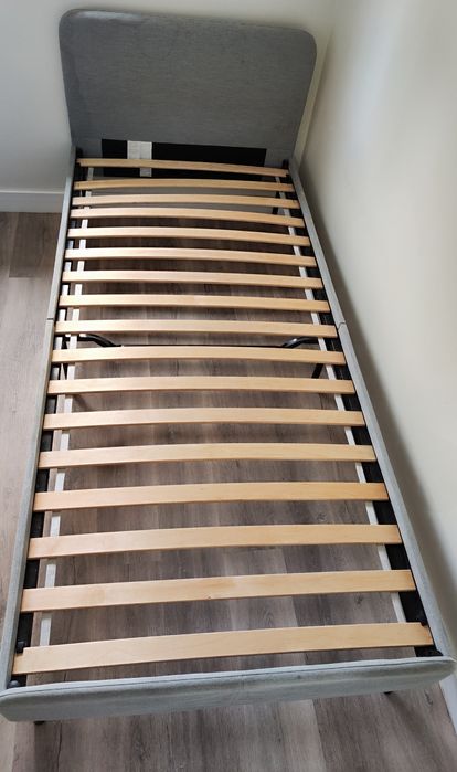Cama individual ikea + estrado de ripas.