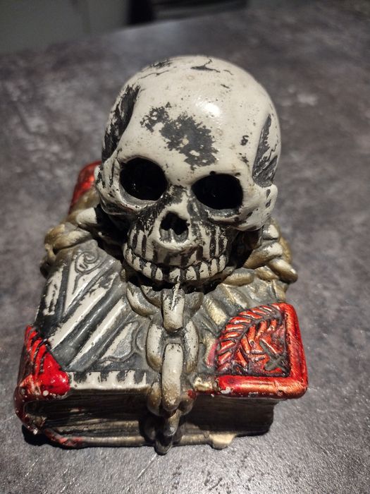 Czaszka na księdze magii figurka halloween