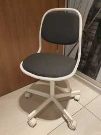Krzesło obrotowe dla dziecka IKEA.