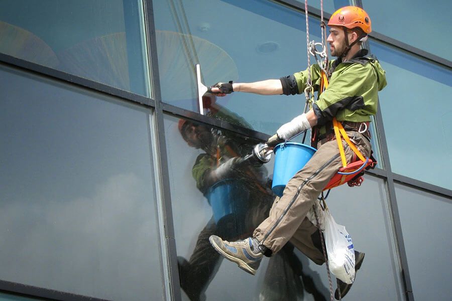 Професійне миття вікон та вітрин