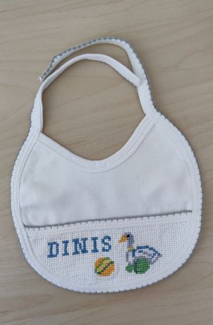 Babetes para bebé bordadas à mão