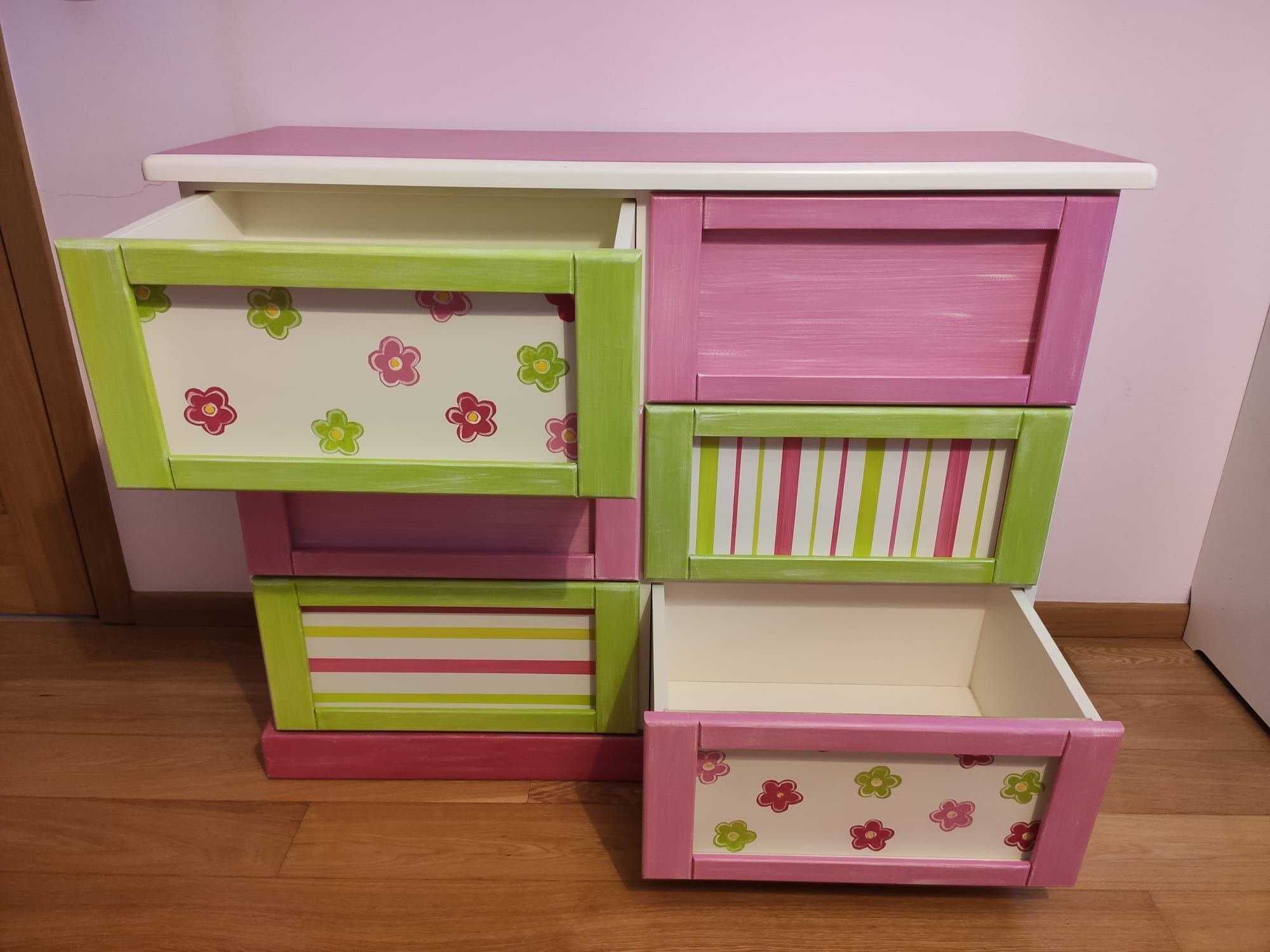 Conjunto mobília cómoda e mesa de cabeceira