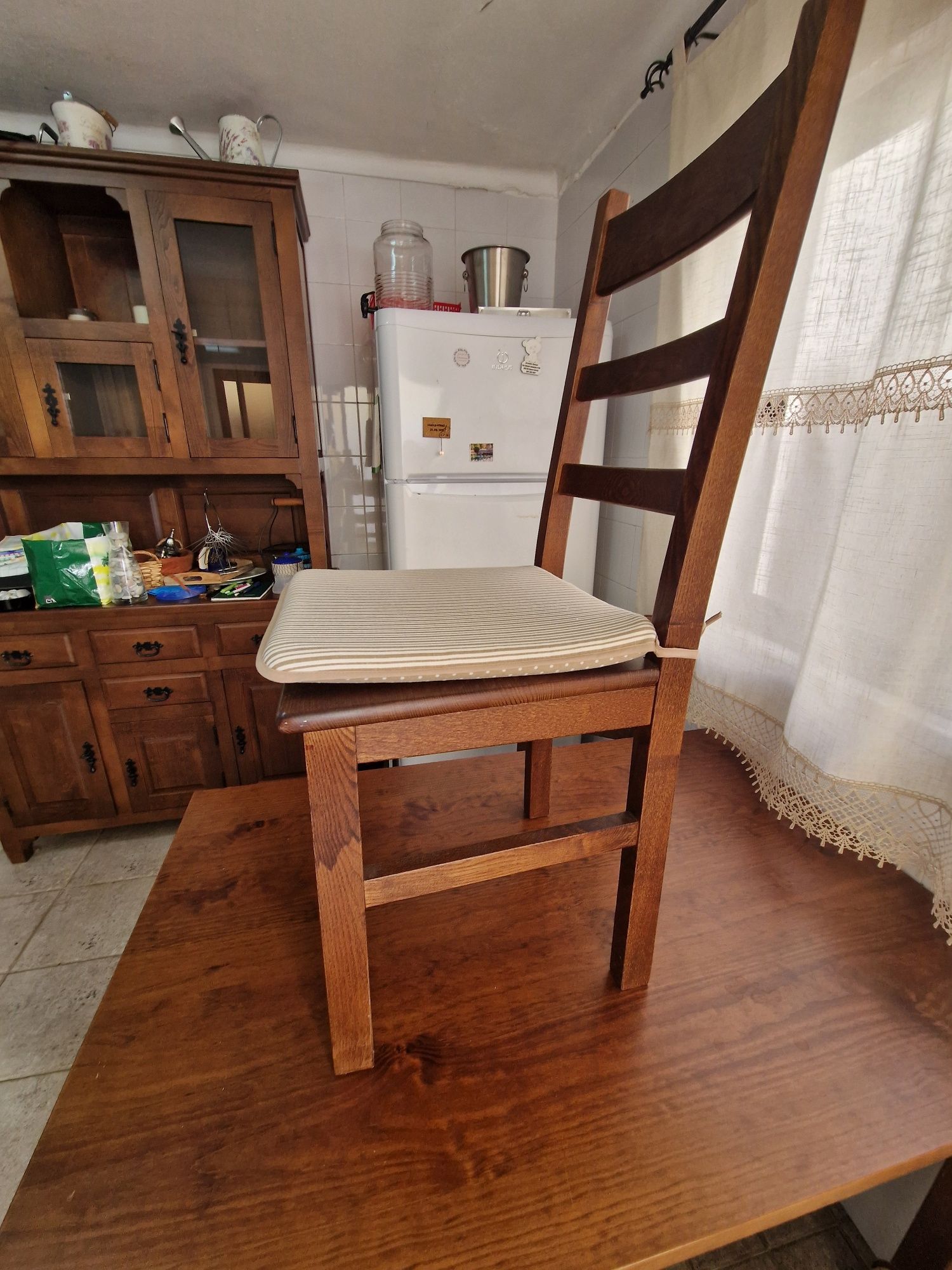 Louceiro com mesa e cadeiras