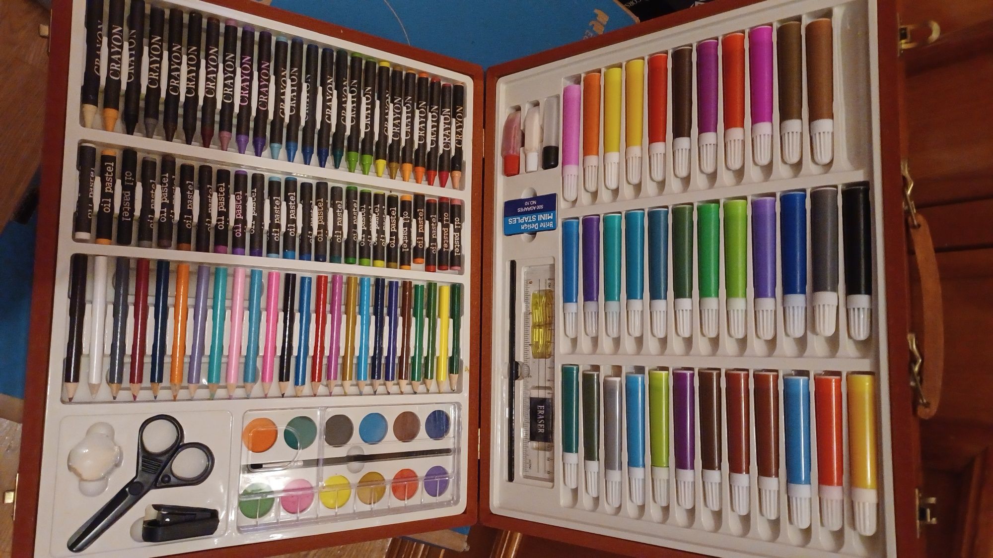 Mala estojo com material de escritorio