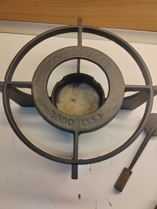 Stary żeliwny podgrzewacz